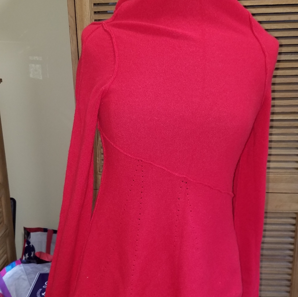 Moth red cashmere turleneck